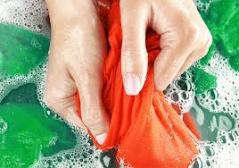 تلوث ثوبي من دم الحيض فهل يجوز الصلاة فيه؟ 